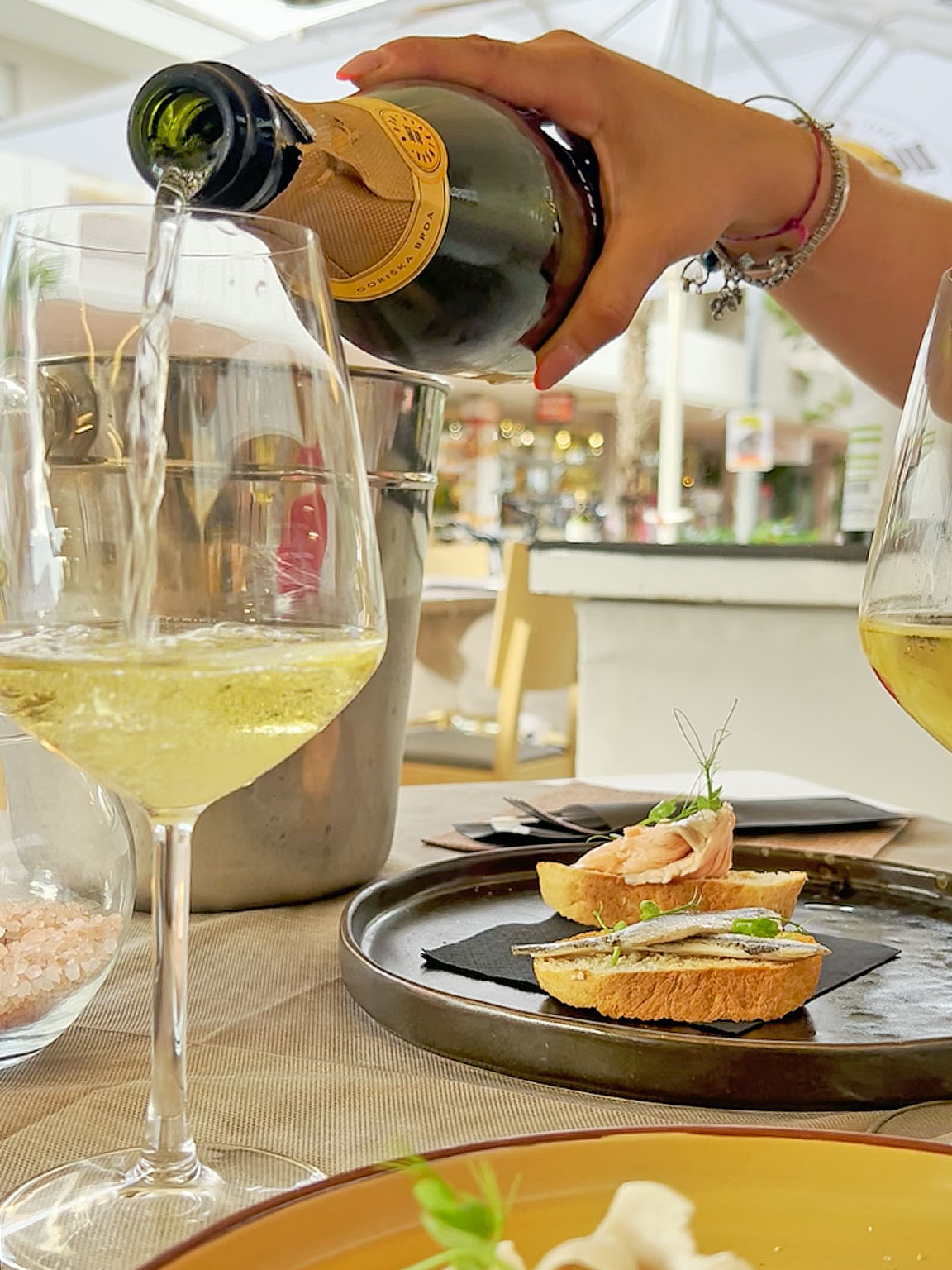 Calice di vino bianco e cicchetti di pesce Bibione - Prosecco und Weißwein Terrasse - Prosecco white wine seafood appetizer