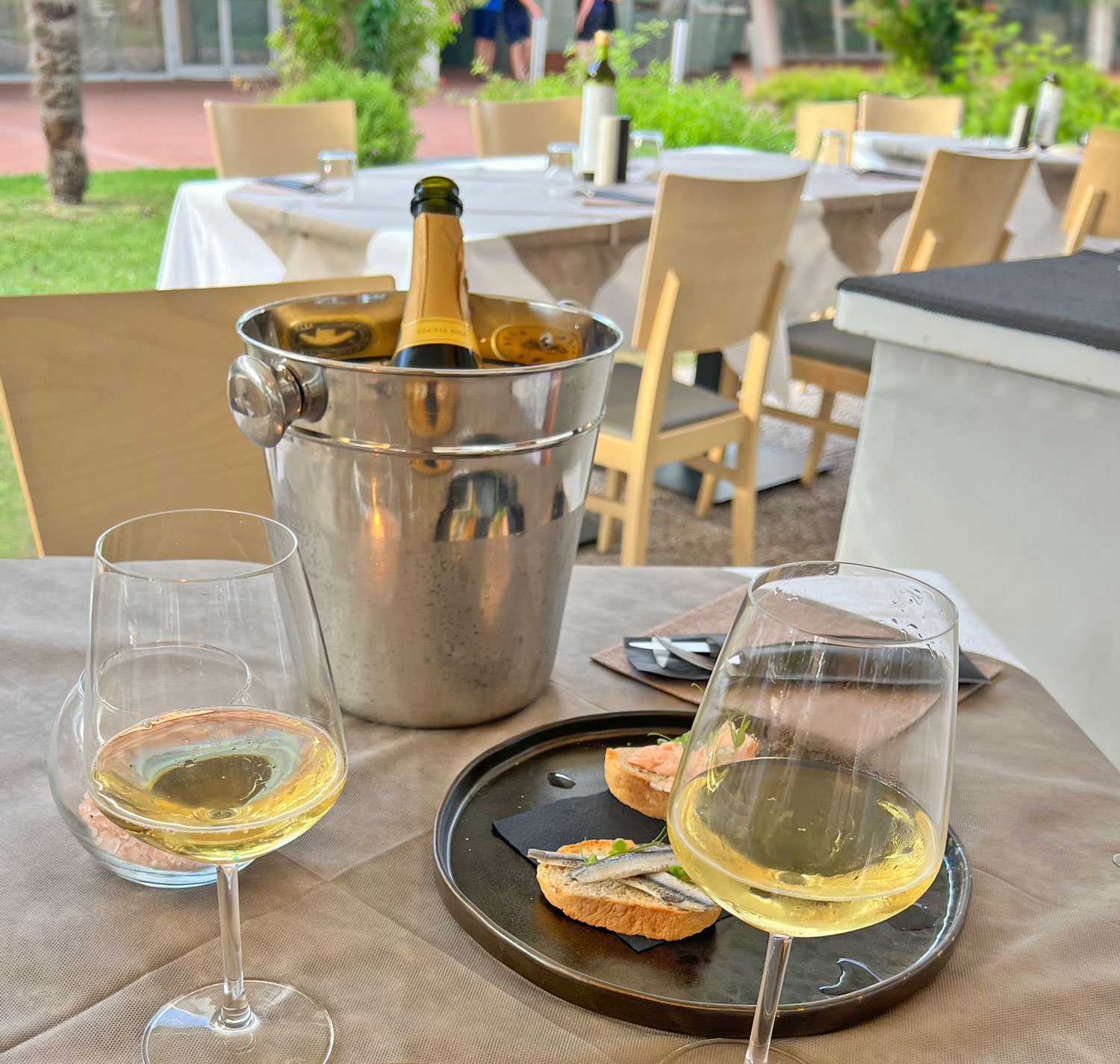 Aperitivo con cicchetti veneziani e vino Bibione - Italienischer Aperitif Wein - Italian aperitif and wine