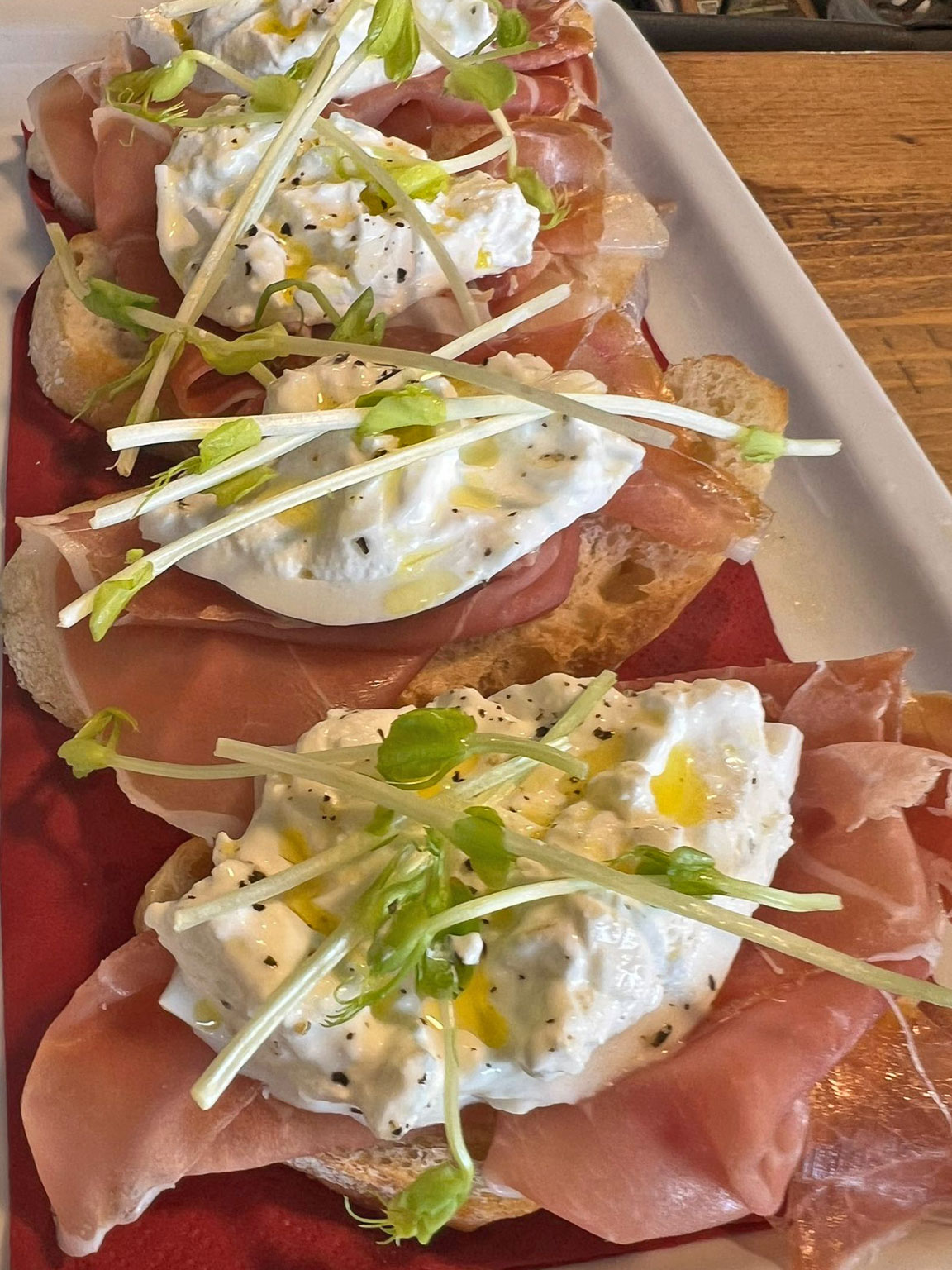 Crostini con crudo e burrata La Cantina del Faro Bibione - Crostini mit Burrata - Italian crostini appetizers