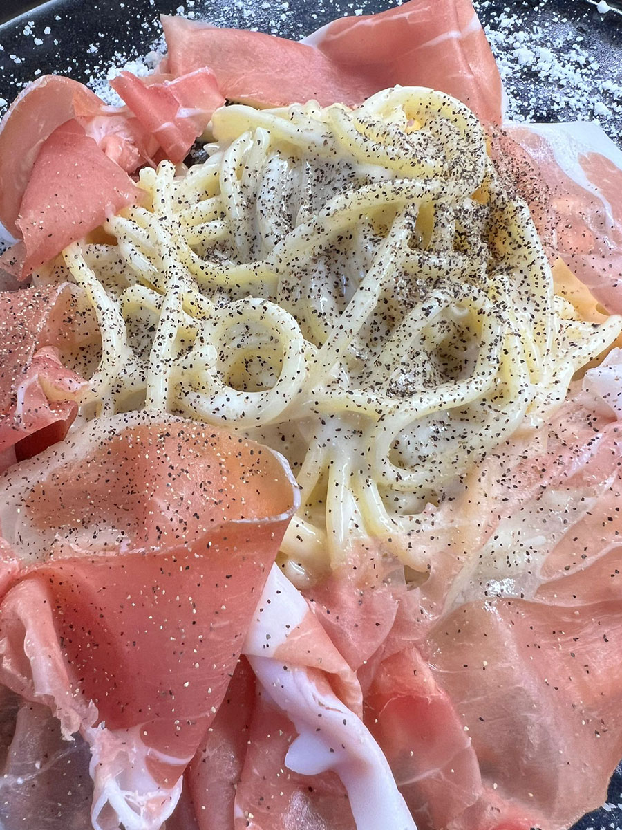 Spaghetti cacio e pepe con prosciutto crudo Bibione - Pasta mit rohem Schinken - Cacio e pepe pasta with prosciutto