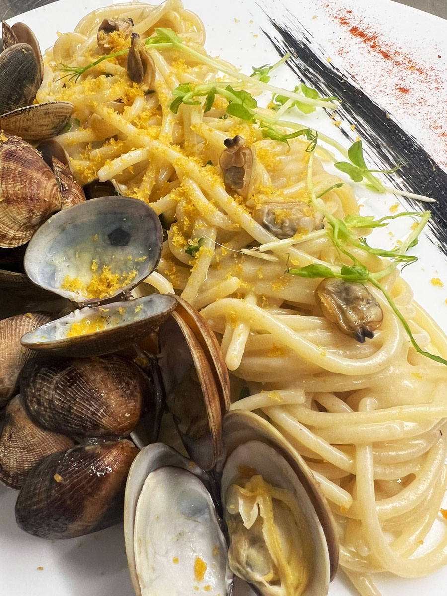 Spaghetti alle vongole e bottarga La Cantina del Faro Bibione - Spaghetti mit Venusmuscheln - Seafood pasta clams