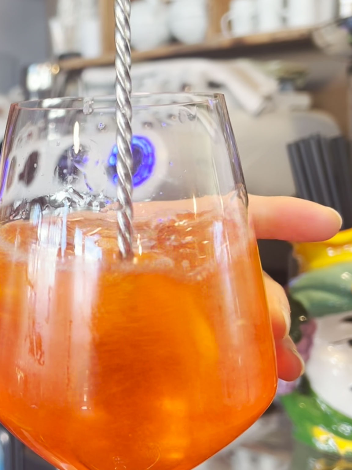 Preparazione cocktail Aperol Spritz a Bibione - Aperitif und Cocktails - Italian bar Aperol Spritz