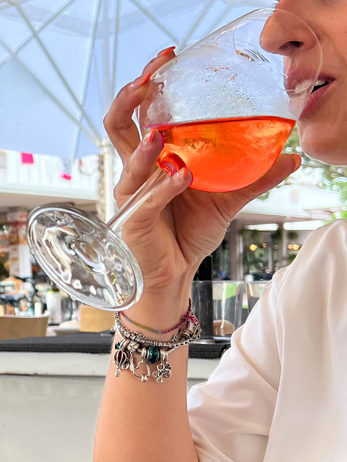 Aperitivo con Spritz sulla terrazza estiva a Bibione - Aperol Spritz am Strand - Italian Spritz aperitivo
