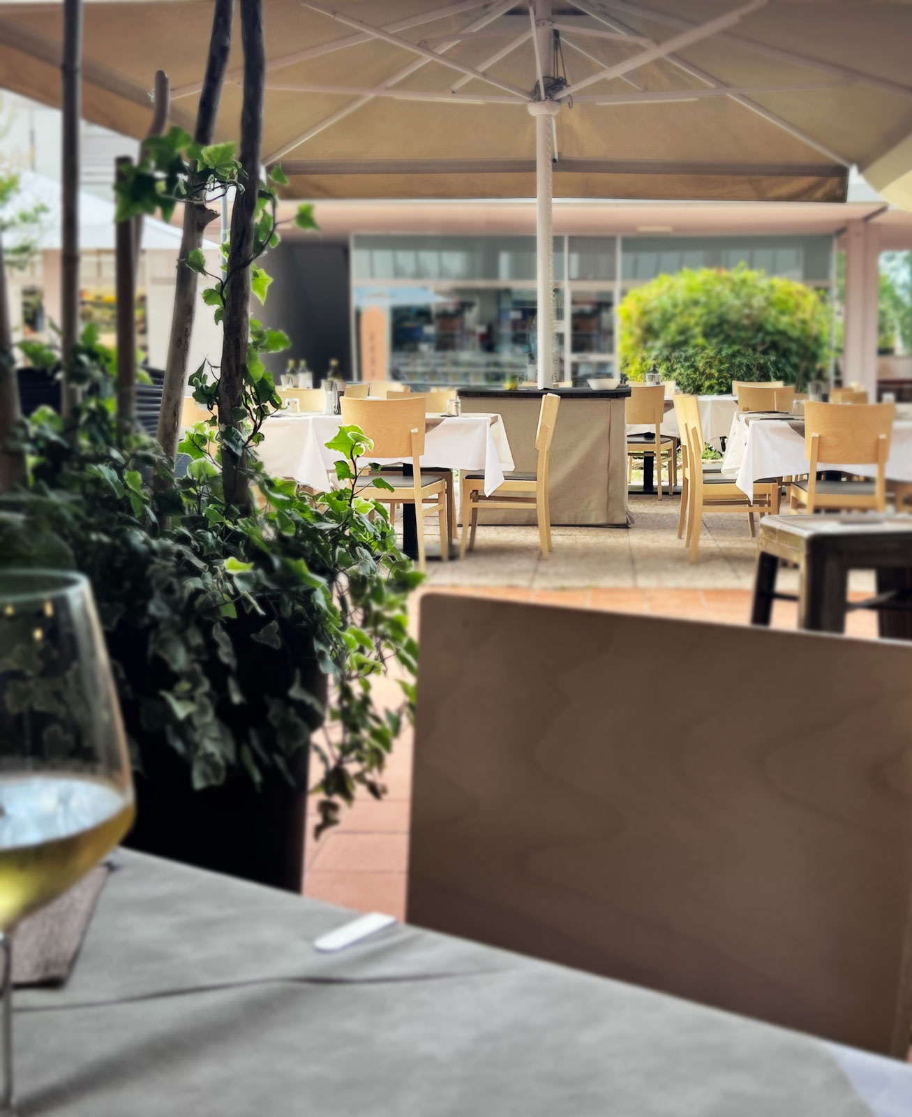 Terrazza estiva all'aperto del ristorante di pesce La Cantina del Faro a Bibione - Fischrestaurant Gartenterrasse